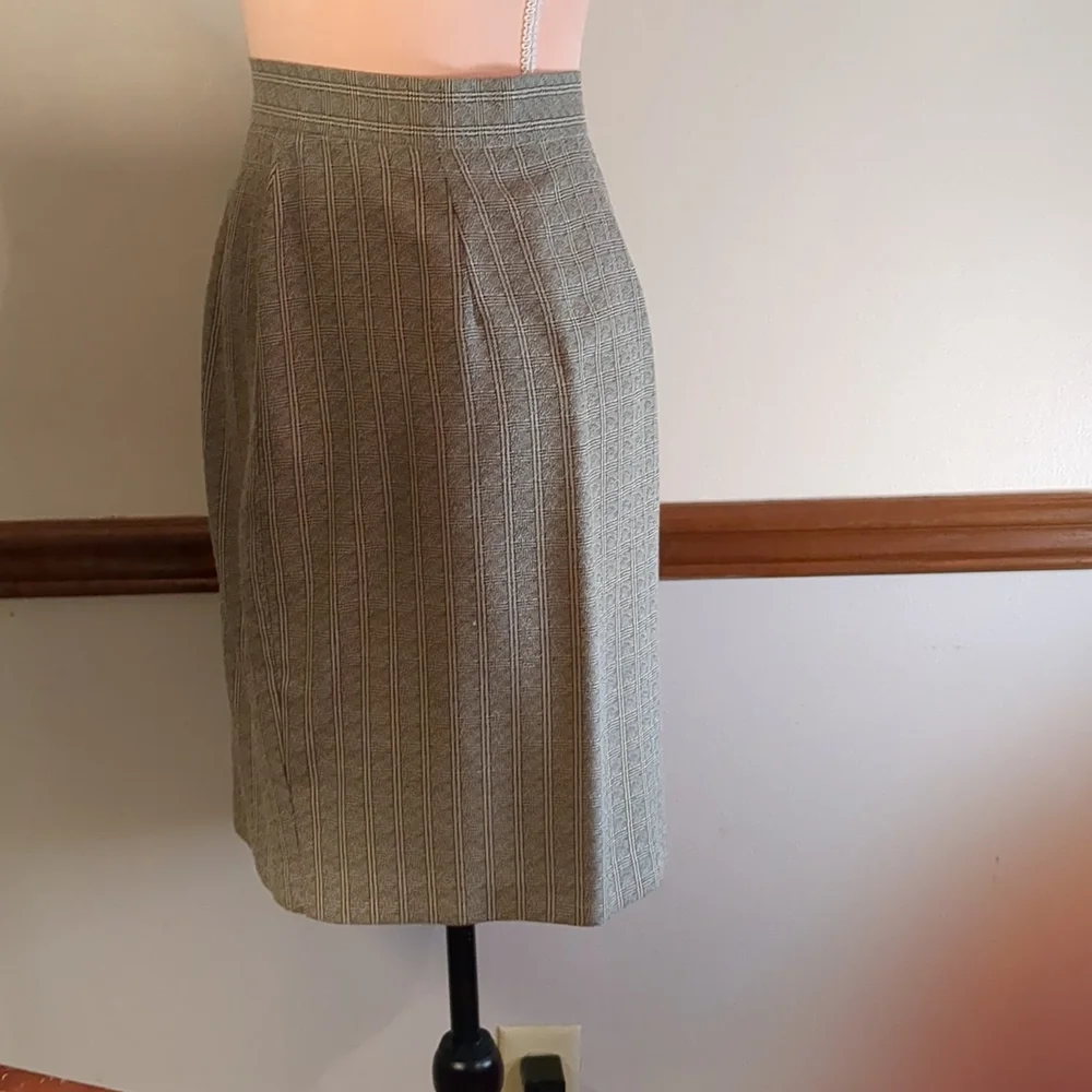 Gray plaid skirt in Women's size 4 - Picture 4 of 8